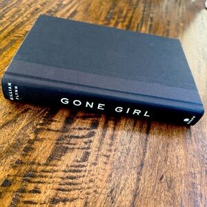 Gone girl book by Jillian Flynn/hardcover